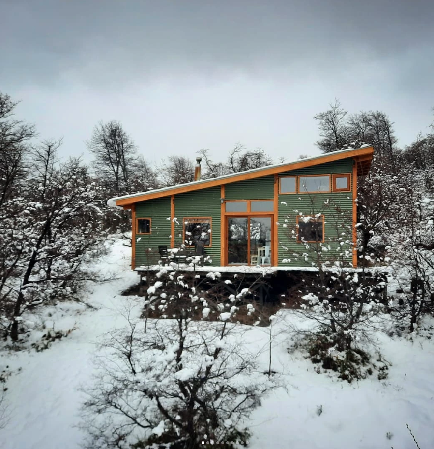 Entorno nevado y araucarias